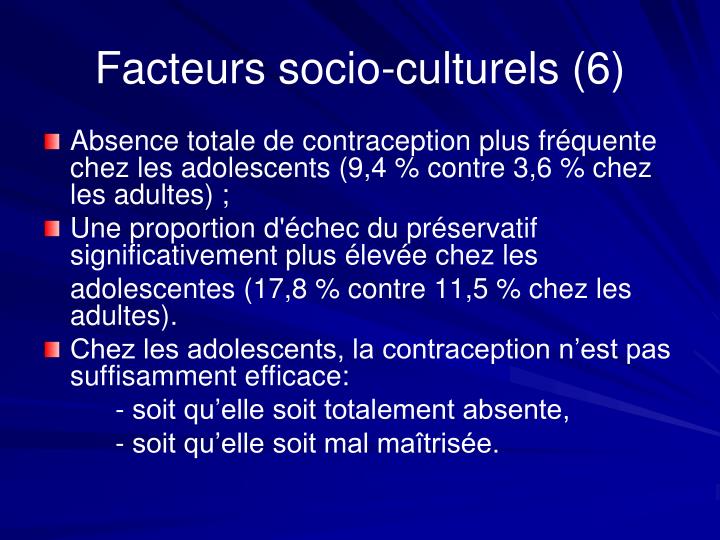 Le masque pour la personne avec la gélatine et le lait des boutons