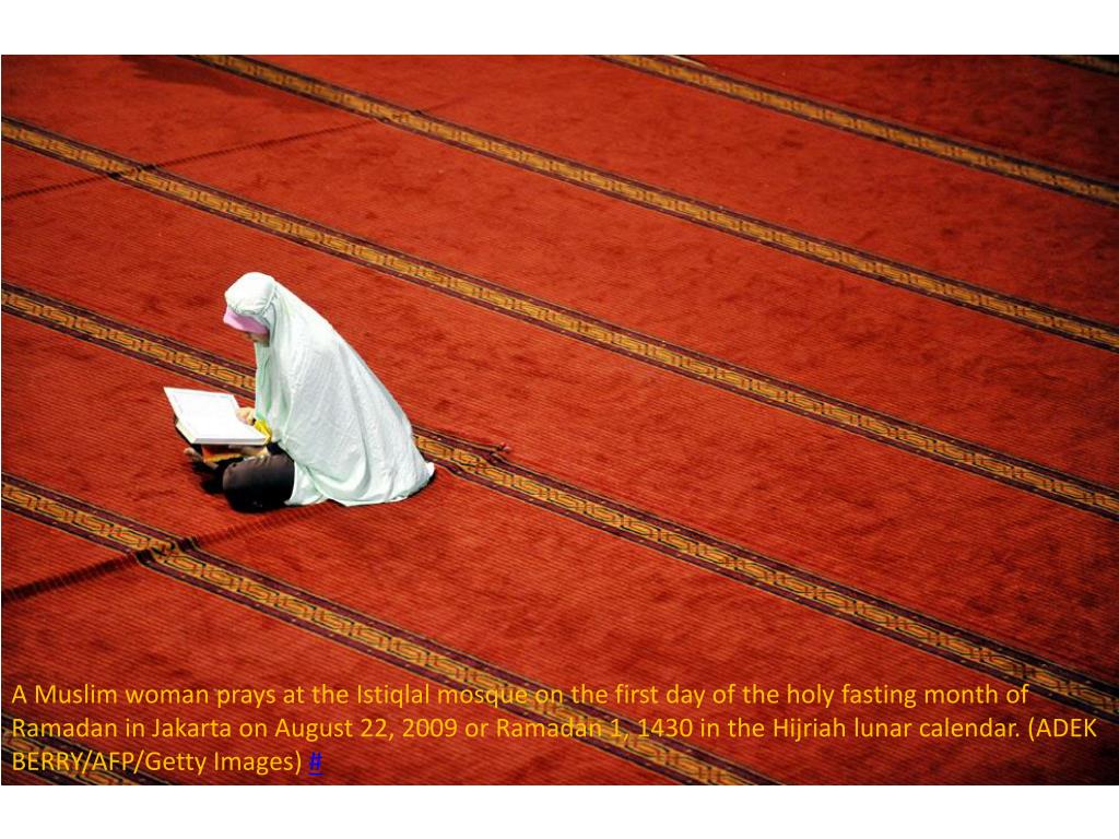 Ночная молитва мусульман. Намаз. Женщины в мечети. Мусульманин молится.